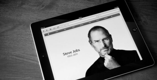 Steve Jobs - Vefatına kadar Apple'ın CEO'suydu - Geçmişte yaptığı en tuhaf iş: Yasadışı telefon şebekesini hackleyen alet satıcılığı.  -