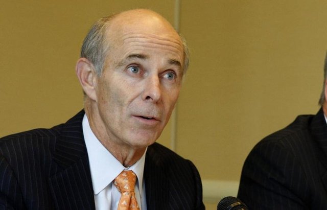 Thomas J. May  - Eversource Energy  CEO - EMEKLİ MAAŞI: 449,673 dolar