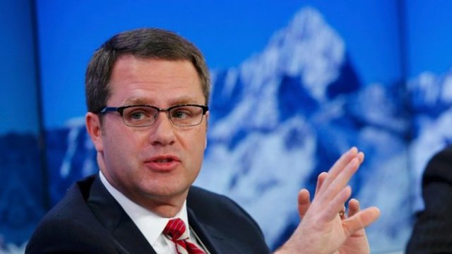 C. Douglas McMillon   - Walmart CEO - EMEKLİ MAAŞI: 369,768 dolar