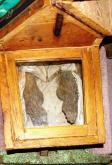 Halk dilinde 'Ayağı Yanık Sultan' olarak bilinen türbede çürümemiş bedeninin ayak kısmı camekan içinde teşhir ediliyor.