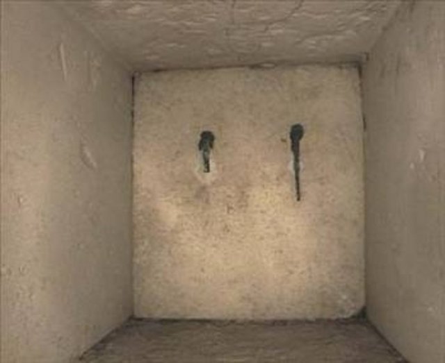 BÜYÜK PİRAMİTTEKİ GİZEMLİ KAPI Rudolf Gantenbrink tarafından Büyük Piramitte keşfedilen bakır kulplu kapı. Resim UPUAUT 2 adlı bir araştırma robotu tarafından çekilmiştir.. Hangi amaca hizmet ettiği bilinmeyen gizemli kapı ,kraliçe odasından başlayan güney kanallarında yer almaktadır. Bu kapının arkasında başka bir kapı daha bulunmuştur. Yapılan bazı araştrmalar sonucunda içinde ne olduğunu bilmediğimiz bir oda veya odalar bu ikinci kapının arkasında bulunmaktadır.. Aynı kapıdan kral odasından başlayan kuzey kanallarında da bulunmuştur. Burada sorulan en önemli soru şu : Görünüşte hiçbir amaca hizmet etmeyen bu kapılar Neden buralara kondu ?