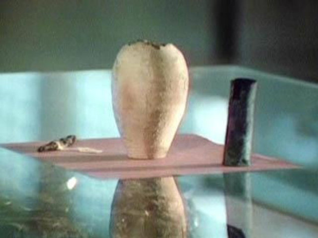 - Dünya'nın ilk pili karşınızda! - Irak'ın Bağdat şehri yakınlarındaki arkeolojik kazılarda 1936 yılında bulunan çömlekler, hala gizemini koruyor. Bilim insanlarının, "pil" olarak kullanıldığını tespit ettiği bu çömleklerin yaşları ise ürkütücü. Milattan önce 200'lü yıllara tarihlenen çömlekler, tam anlamıyla, bugün bildiğimiz pillerin büyük boyutlu halleri. -