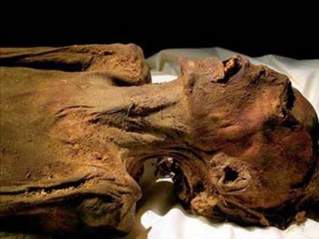 Bozulmamış papaz mumyası Orijinalliğini koruyan sakallı mumyanın başındaki altın taç, belinde altın kemer, göğsündeki balık ve kasık bölgesindeki kartal şekli üzerindeki yazıların yanı sıra, mumyanın sağ tarafında da altın bir ok yer alıyor. Tabutun baş kısmında ise çeşitli yazılar bulunuyor.