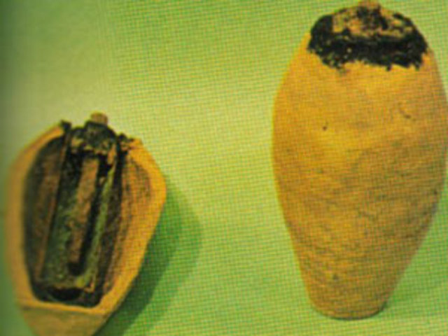 Elbette bugünkü Alkali pillerin çok azı kadar güç üretebilen bu piller insanlara zarar vermiyorlardı ancak dönemin "büyücüleri" tarafından halkı etkilemek için kullanıldığı ve bu yüzden sırlarının geniş kitlelere açıklanmadığı; bu pillerin hükümdarlar ve büyücüler tarafından sır olarak saklanmış olabileceği düşünülüyor.