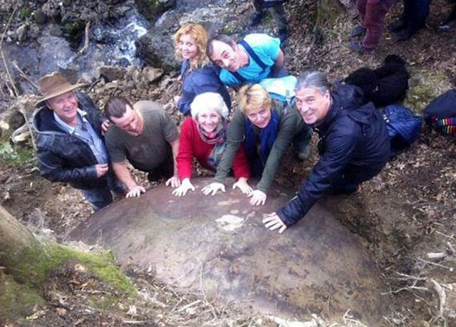 Kürelerin ayrıca volkanik magmaların kristalleşmesinden dolayı oluşmuş olabileceği düşünülürken, benzer kürelerden farklı ülkelerde de yer aldığı gelen bilgiler arasında.