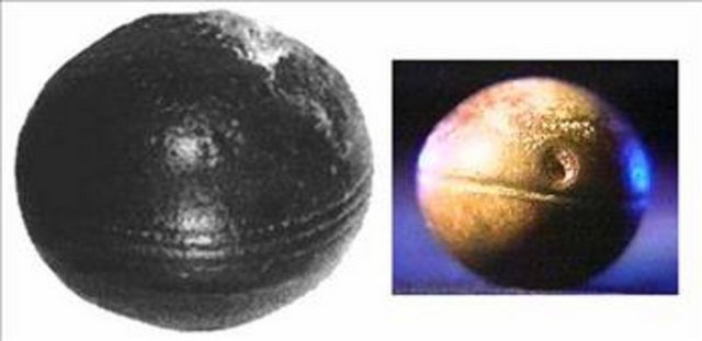 METAL KÜRELERİN SIRRI Bu metal kürecikler Güney Afrika, Klerksdorp'tan. Birinin üzerinde kürenin çevresini dolaşacak şekilde birbirine paralel 3 çizgi oyulmuştur. Bu küreler Cambrian devri öncesine ait pek çok mineral arasında bulunmuştur (2,8 milyar yıl öncesi). Bu kürelerden bazıları 6 milimetre kalınlığında, ince bir kabuğa sahiptirler. Bu ince kabuk kırıldığı zaman kürenin içinden süngerimsi garip bir şey çıkıyor.Bu süngerimsi şey havayla temas edince parçalanıp toz haline geliyor. Bu kürelerin ne oldukları ,ne amaçla yapıldıkları bilinmiyor. Üstelik 2,8 milyar yaşındalar. İnsanın inanası gelmiyor ancak bilimsel veriler bunlar.