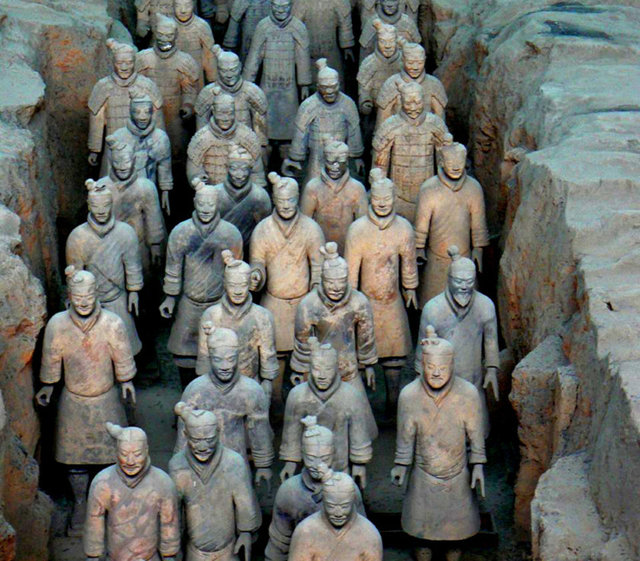 ÇİN'İN ÖLÜMSÜZ ORDUSU; TERRACOTTA ASKERLERİ - Birinci Çin imparatoru Qin Shi Huang'ın mezarında bulunan heykeller, MÖ 210 tarihinde yapılmış, 1974'te Çin Halk Cumhuriyeti'nin Shaanxi eyaletine bağlı Xi'an yakınlarında bir çiftçi tarafından bulundu.