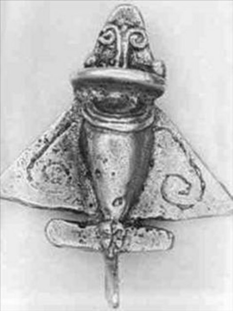 Generalin kemer tokası M.S. 300'lü yıllarda ölen Çinli general Çou Çou'nun mezarında 1956 yılında bulunan kemerin tokası, yüzde 85 oranında alüminyumdan yapılmış. Ama doğada sadece bileşik olarak bulunan alimünyumun diğer maddelerden ayrıştırılarak tek bir madde olarak kullanılabilmesi ilk kez 19. yüzyılda mümkün olmuştu.