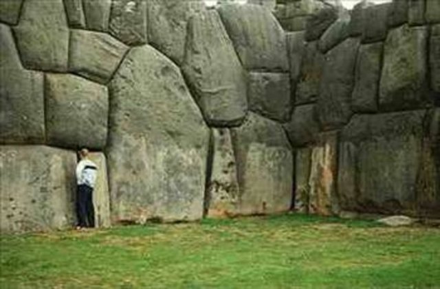 Peru'daki bu duvarlar ile kesin bir benzerlik göstermektedir. Bu arkeolojik duvarlar bir gizem taşımaktadırlar çünkü ,antik çağlarda yapılmalarına rağmen ,bu kadar kusursuz bir şekilde işlenip yerlerine koyulana kadarki aşamalar için yüksek bir teknoloji ve bilgi gerektirmektedirler. İnsanın açıklayamadığı, garip iç ve dış açılara sahip bu duvar taşları hakkında cevabını bilmediği sorular ise şunlar: Nasıl taşındılar?Nasıl ölçülüp nasıl kesildiler ? Nasıl bu kadar doğrulukla yerleştirildiler? Hemde ilkel insanlar tarafından.
