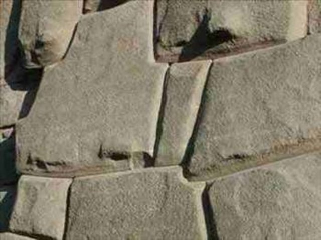 Harçsız taş set Peru'nun Cusco bölgesindeki bir İnka kalesinin etrafını 360 metre boyunca zikzak yaparak saran 9 metrelik setlerin yapımında, tanesi 300 tona varan kireçtaşı blokları kullanılmış. Ancak hiç harç kullanılmamasına rağmen bu kayalar, arasına bıçak bile sokulamayacak kadar mükemmel yerleştirilmiş.