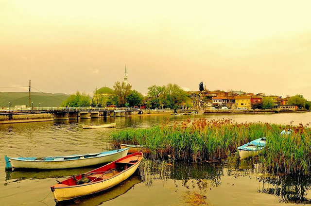 Eski bir Rum köyü olan, Yunanistan'ın Selanik kentinden 1924 yılında göç edenlerin torunları yaşıyor. -  -