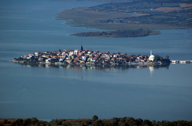 Bursa-İzmir karayolu üzerinde Ulubat Gölü kıyısındaki Gölyazı Köyü, tarihi bir geçmişe de sahip.