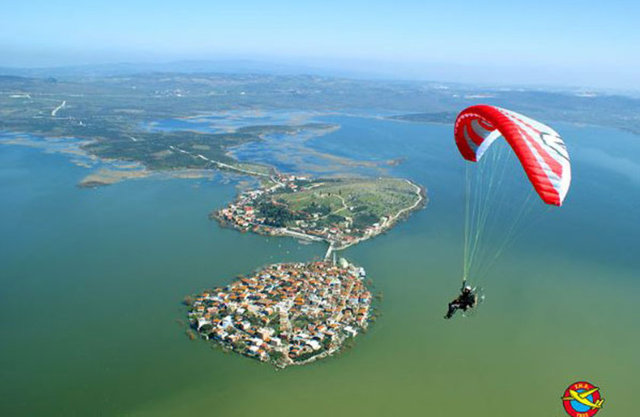 Uluabat Gölü'nün doğu ucunda, derin bir yarımadanın üzerinde kurulan Gölyazı köyünde, her sokağın sonu, her evin kapısı göle açılıyor.