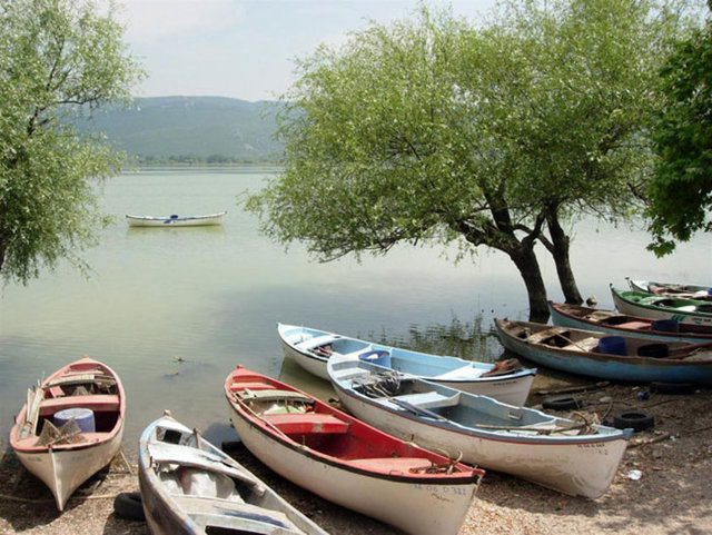 Tarihi özelliklerinin yanı sıra coğrafi özellikleriyle de dikkatleri üzerine çeken köyTürkiye'nin henüz pek keşfedilmemiş saklı cennet noktalarından birisi.