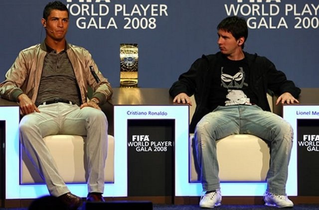 Dünyanın aktif en iyi iki ismi; Ronaldo ve Messi. Kıyaslanmaktan bir türlü kurtulamayan yıldız oyuncular arasında yapılan bir araştırmaya göre Messi'nin Ronaldo'dan daha iyi olduğu ortaya çıktı.