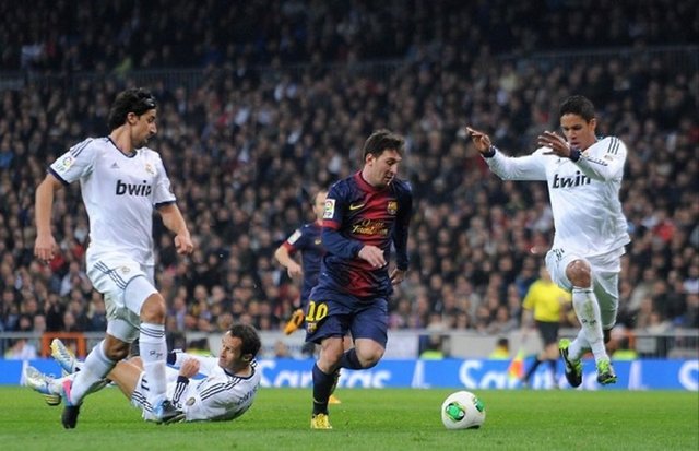 5- Messi, Ronaldo'dan daha yetenekli. Bu belki tartışmaya çok açık bir konu ancak yine birebir kıyaslamalarda Messi'nin Ronaldo'ya göre rakiplerinden daha kolay sıyrıldığı, topu başarılı kullanma, bitiricilik yüzdesi, ceza sahası içerisinde topla buluşma ve oyuna direkt katkı rakamları bazında daha iyi olduğu ortaya çıkıyor.