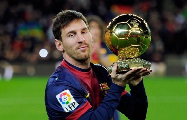 3- Messi, Ronaldo'dan daha fazla ödül kazandı. Messi'nin 4 tane Ballon d'Or, 3 La Liga, 1 Copa del Rey, 4 İspanya Süper Kupası, 1 Şampiyonlar Ligi, 2 UEFA Süper Kupası ve 2 de FIFA Dünya Kulüpler Kupası var. Ronaldo'nun ise 1 Ballon d'Or'u, 1 İspanya Kral Kupası, 1 La Liga, 1 de İspanya Süper Kupası...