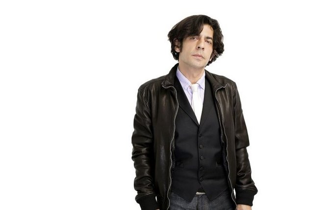 Konuklar, orkestra ve mizahla hazırlanan "Makina Kafa" ise cumartesi geceleri seyirciyle buluşacak. İçerikleri birbirinden farklı 3 ayrı programının ortak özelliği Okan Bayülgen ve hepsi de canlı.