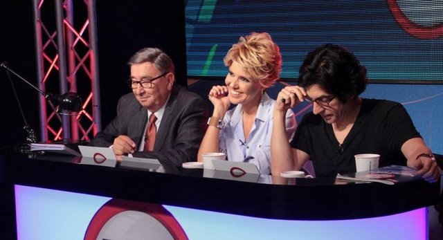 Okan Bayülgen, Gülben Ergen ve Bülend Özveren'in jüri koltuğunu paylaştığı ve yılbaşı gecesi gerçekleşecek final bölümünde 1 milyon TL'lik büyük ödülü verecek olan bilgi yarışması "Bir Milyon Kimin" için tüm hazırlıklar tamam. Önümüzdeki günlerde başlayacak olan yarışma, Türkiye'nin ilk "yarışma milyoneri" olacak şanslı yarışmacısını bekliyor.