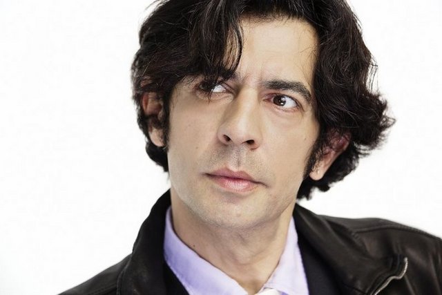 Okan Bayülgen her hafta çarşamba, perşembe ve cumartesi geceleri farklı programlarla evlerimize konuk olacak.