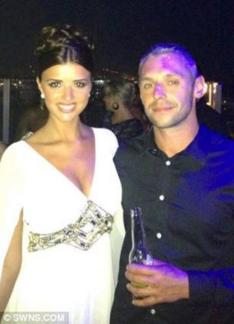 Babam Tayland'a geldikten iki gün sonra da kafa tasımın alındığı bölge çökmeye başladı ve çukur oluştu.