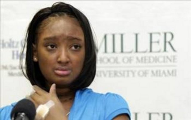 118 GÜN KALBİ OLMADAN YAŞADI -  -  -  - Güney Carolina'da yaşayan D'Zhana Simmons'ın kalbinde bir sorun oluştu ve kalbinin yerine konulacak başka bir kalp bulundu. Ancak yeni kalp düzgün bir şekilde çalışmayınca hayali kabusa dönüştü. Doktorlar bu yeni organı çıkarmak zorunda kaldı, ancak yeni bir kalp olmadığı ve D'Zhana ameliyattan sonra güçsüzleştiği için geçici bir önlem alınması gerekti. 4 ay boyunca iki yapay pompa vücudundaki kan akışını gerçekleştirdi. En sonunda 29 Ekim günü yeni bir kalp nakli yapıldı. Nakil o kadar başarılı oldu ki D'Zhana'ya hemen ertesi günü bir de böbrek nakli yapıldı. -