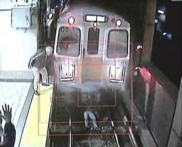 ÖLÜME BİRKAÇ SANİYE KALA... -  - Metroda raylara düşen alkollü bir kadın, trenin altında kalmaktan son anda, istasyonda bulunan panik halindeki diğer yolcuların gayretiyle, kurtuldu. -  - vatman Charice Lewis, treni durdurması için panik halinde elini kolunu sallayan yolcuları gördüğünü, aynı zamanda fren kolunu çekmesi için bir radyo uyarısı aldığını söyledi. -  - Tren bu sayede son anda durabildi. Kadının mucize kurtuluşu kameralar tarafından saniye saniye görüntülendi. -