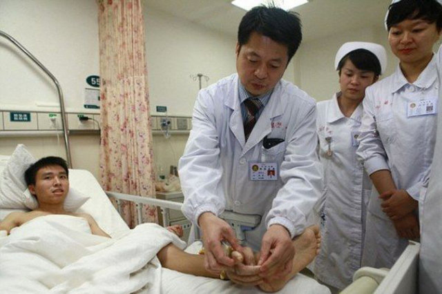 Xiao Wei, Changde kentindeki işyerinde makineye kaptırdığı elini kaybetti.