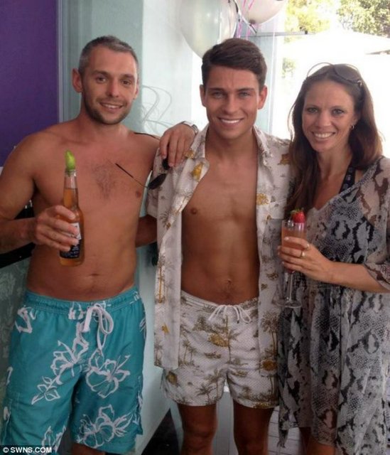 Charie 'Babamın gelmesinden iki hafta önce farkına vardım ki kafa tasımın bir kısmı yerinden çıkarılmış.