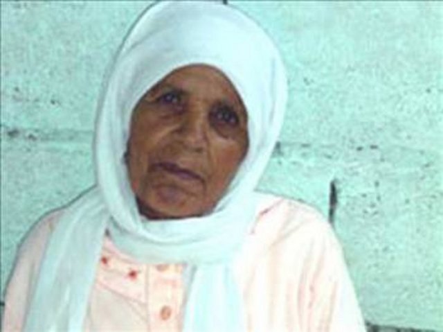 Mucize yaşamlarFaslı kadın Zahra Ebutalib neredeyse yarım yüzyıl boyunca karnında çocuğunu taşıdı. 1955'te hastaneye doğum için yetiştirilen Zahra sezeryan bölümünde başka bir kadının ölmek üzere olduğunu görünce doğum yapmaktan vazgeçti.