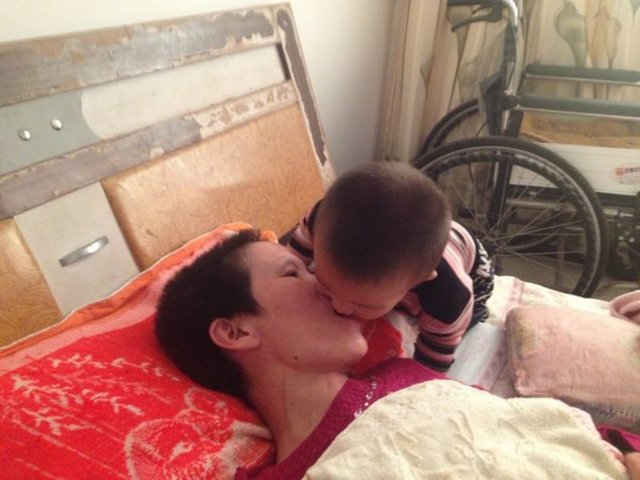 Komadan çıkan ancak felçli kalan annesini kuşlar gibi ağzında çignediği lokmayı yediren Gao, doktorları duygulandırdı.