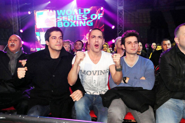 Daha önce kendi hatası yüzünden motor kazası geçirdiğini söyleyen genç oyuncu, kazanın ciddi olup olmadığı sorusunu, ''Bu röportajı annem de görecek. Yüreğine indirmeyeyim'' diyerek yanıtsız bıraktı.