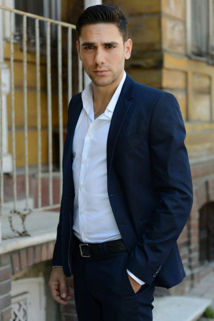 - Bir iletişim şirketinin reklamlarında otobüse binerek rol alan Kadir Doğulu, gerçek hayatta da otobüse, metrobüse ve metroya sık sık bindiğini söyledi.