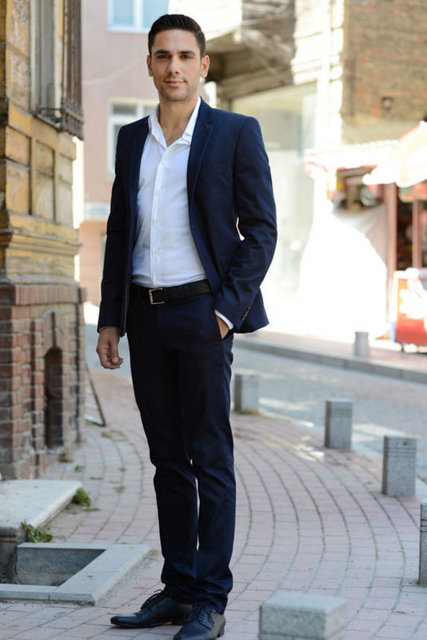 Reklam sonrası sosyal medyada otobüse binip binmediği tartışma konusu olan oyuncu, ''Genelde kendi aracımı kullanırım ama bazen trafik yoğun olduğunda kafama kasket takıp metroya, metrobüse biniyorum'' diyerek samimi bir itirafta bulundu.