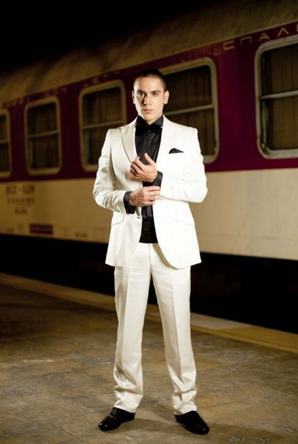 Geçenlerde motosiklet kazası yapan Kıvanç Tatlıtuğ'a geçmiş olsun dileklerini ileten oyuncu, ''Herkesi dikkate davet ediyorum çünkü motorsiklet dikkatsizliğe gelmez'' diyerek sürücülere de uyarıda bulundu.