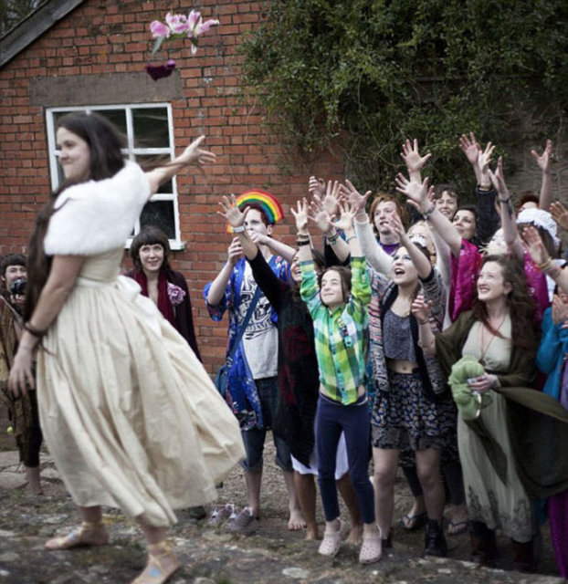 'Olumlu yanıt' alınca da Devonshire bölgesinde bir kır düğünü organize etti.