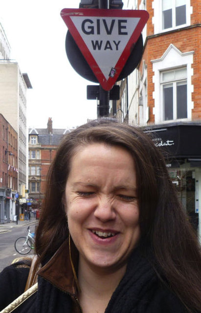 Şarkıda geçen 'kendimle evliyim' cümlesini önce çılgınca bulduğunu söyleyen kadın, 'şimdi ise bunu tamamen anladığını' ifade etti.