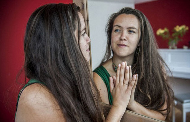 Kendi kendisine yüzük takan ve aynadaki yansımasını öpen Grace Gelder, İzlandalı müzisyen Bjork'ün 'Isobel' isimli şarkısında geçen 'kendimle evliyim' lafından etkilendiğini itiraf etti.