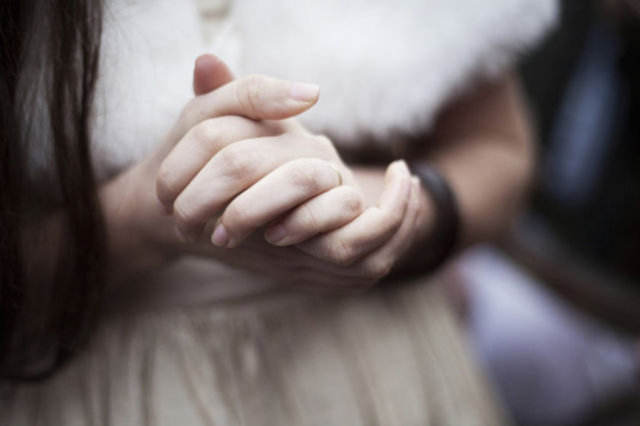 İngiliz kadın şaşkın bakışların arasında bir kır düğünüyle 'dünya evine girdi'.