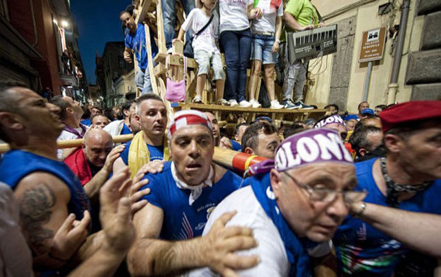 Her yıl Haziran ayında düzenlenen Lilies Festivali Nola Kasabası'na onbinlerce turist çekiyor.