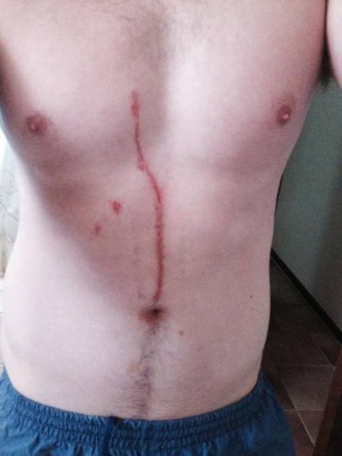 Thomas, İngiliz Daily Mail gazetesinin haberine göre, arkadaşlarıyla kaldığı otelde eşine pek de rastlanmayacak bir tecrübe yaşadı.