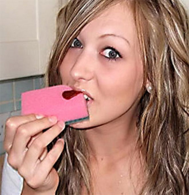 Kerry Trebilcock, bugüne kadar 4 bin sünger ve 100 kadar sabun yedi.Yenilebilir olmayan maddeleri yeme isteği uyandıran Pika hastalığından muzdarip Trebilcock, süngerleri çeşitli soslar ve baharatla veya içeceklerine banarak yemeyi tercih ediyor.