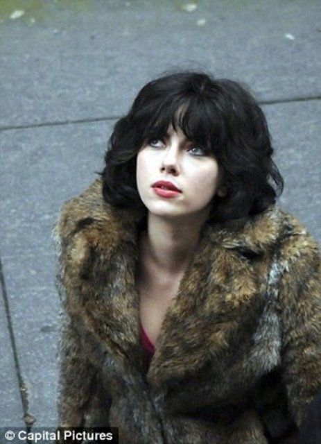 Cildindeki rahatsızlığın kanser olmayan tümörlere sebep olması genç adamın görünümünü daha da inanılmaz hale getiriyor. Ancak her şeye rağmen artık mutlu olan Adam Pearson'ın en çok oynamak istediği karakterse James Bond…