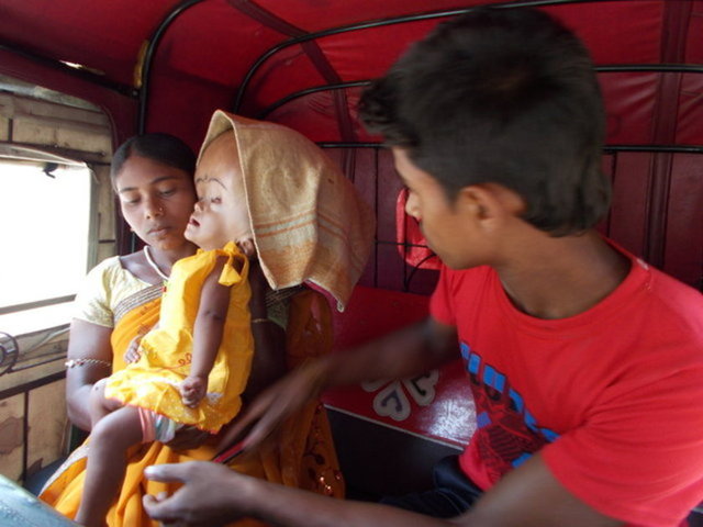Doktorlar Roona'nın ciddi bir ameliyat serisi geçireceğini ve yaşama şansının çok zayıf olduğunu söylemişlerdi.