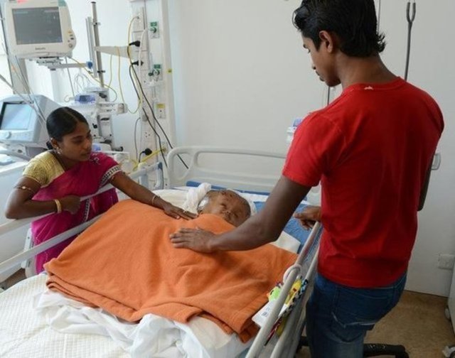 Fakat bu hafta, tıpçılar Roona'nın yaşamakla kalmayıp gülümseyip kahkaha attığına tanık oldular