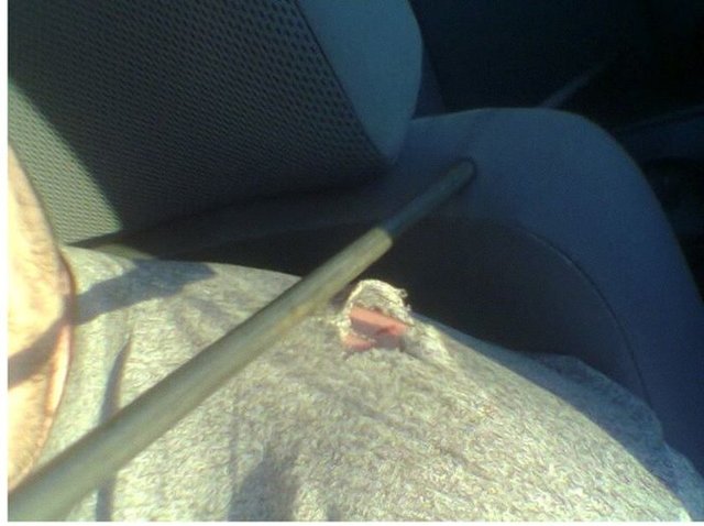 Ancak öndeki kamyondan fırlayan bir parça arabanın içine mızrak gibi saplandı.