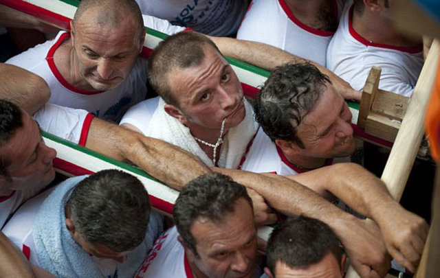 Her yıl bu ağrılığı omuzlayan erkekler vücutlarında oluşan deformasyonla övünüyor. -  -