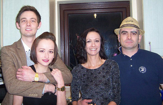 Alerjik durum genç kızın kaşlarını, kirpiklerini, uzun saçlarını ve tırnakları da alıp götürdü. O kadar çok ağrı çekiyordu ki hastanede 1 ay boyunca genç kıza morfin verildi.