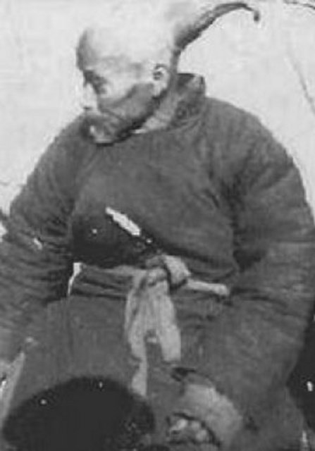 Wang -  - 1930'da bir Rus gezgin tarafından keşfedilen Çinli çiftçi Wang'ın kafasında boynuz benzeri bir şekil çıkmıştı. Başka her yönüyle normal bir insandan farksız olan Wang'ın başının arka kısmında 30 santimetre büyüklüğünde boynuz çıkmıştı.