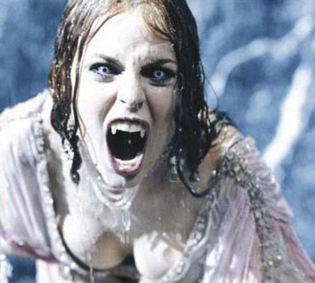 Dışarda güneşten korunmak içim büyük mesafeler gidecek insanlar vardır. Eğer güneşe yakalanırlarsa vücutları kabarır.